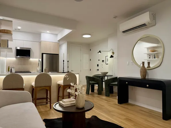 558 Sackett Street image 3 of 20