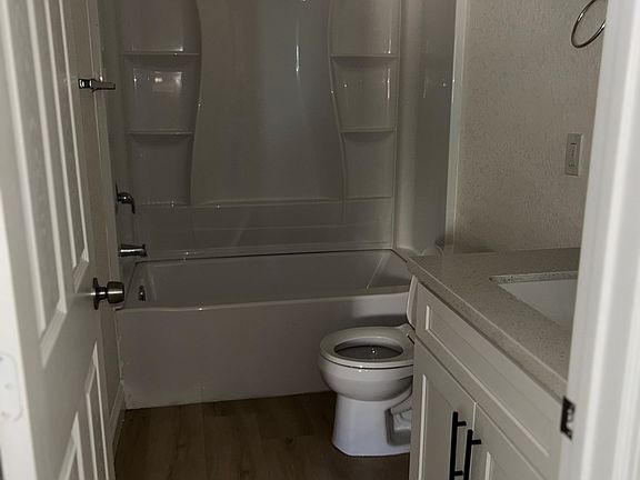 5th image of 3013 Floral Ave