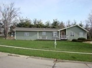 108 Maple St, Pella, IA 50219