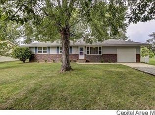 207 E Hickory St, Athens, IL 62613