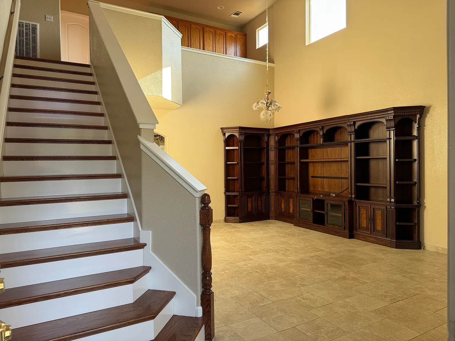 6 bed, 2.5 bath, 2808 sqft, $3,000 — Photo 2