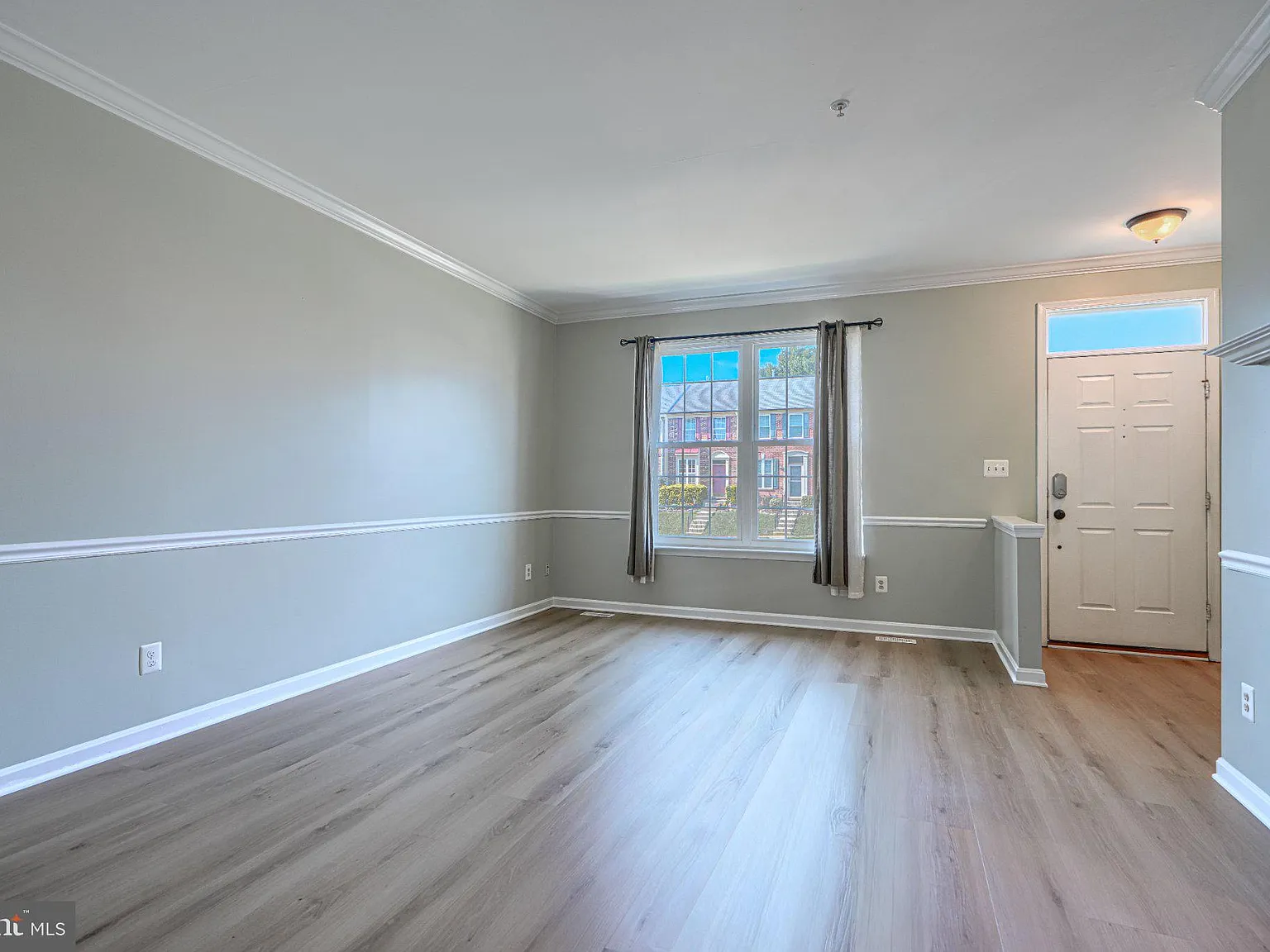 3 bed, 2.5 bath, 2242 sqft, $2,600 — Photo 4