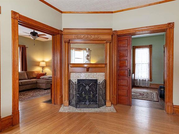 4th image of 215 E Pottawatamie St