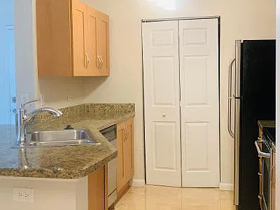 3 bed, 2.0 bath, 1296 sqft, $3,000 — Photo 4