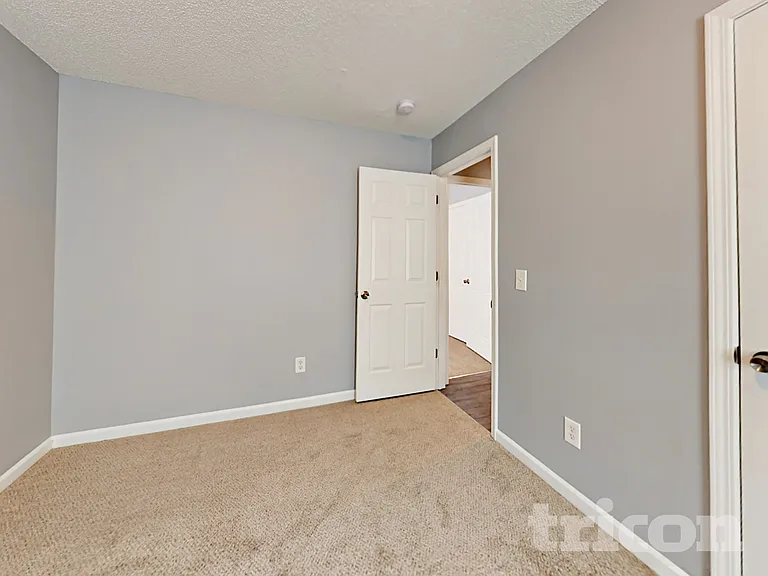 120 Oakbrook Village Rd — Photo 11