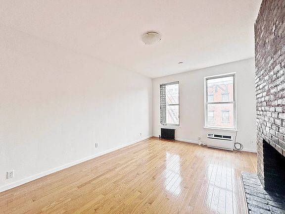 2nd image of 26 Saint Marks Pl #4