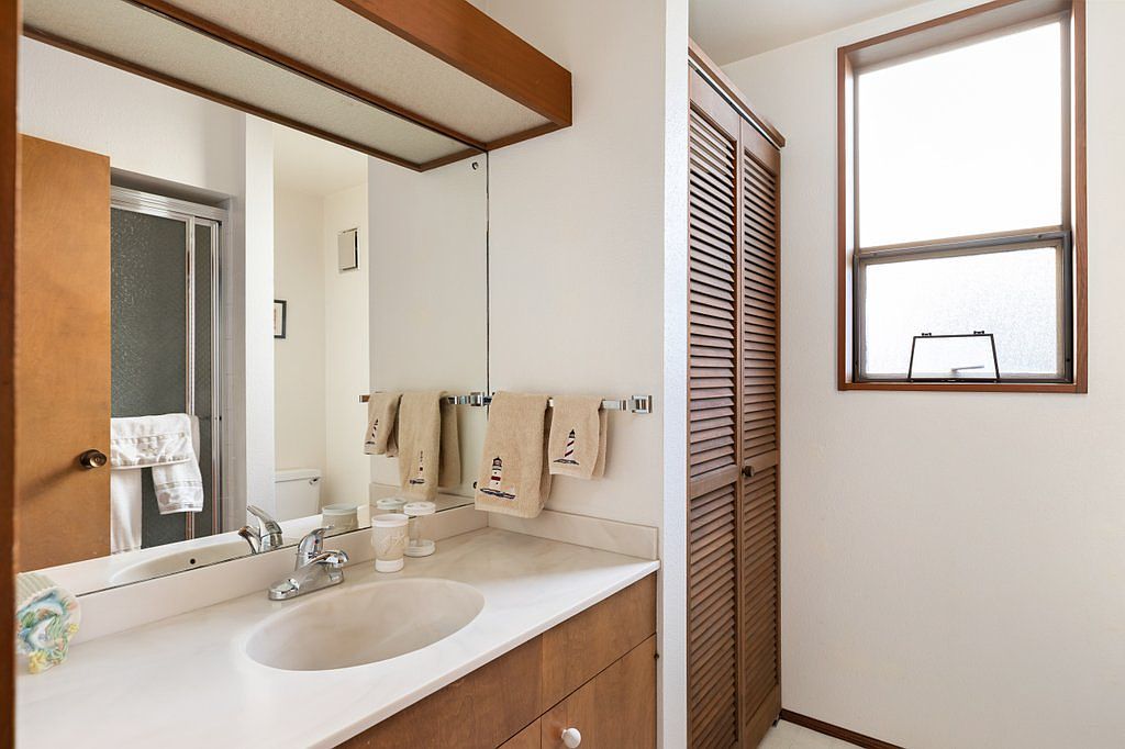 Oak Harbor, WA 98277