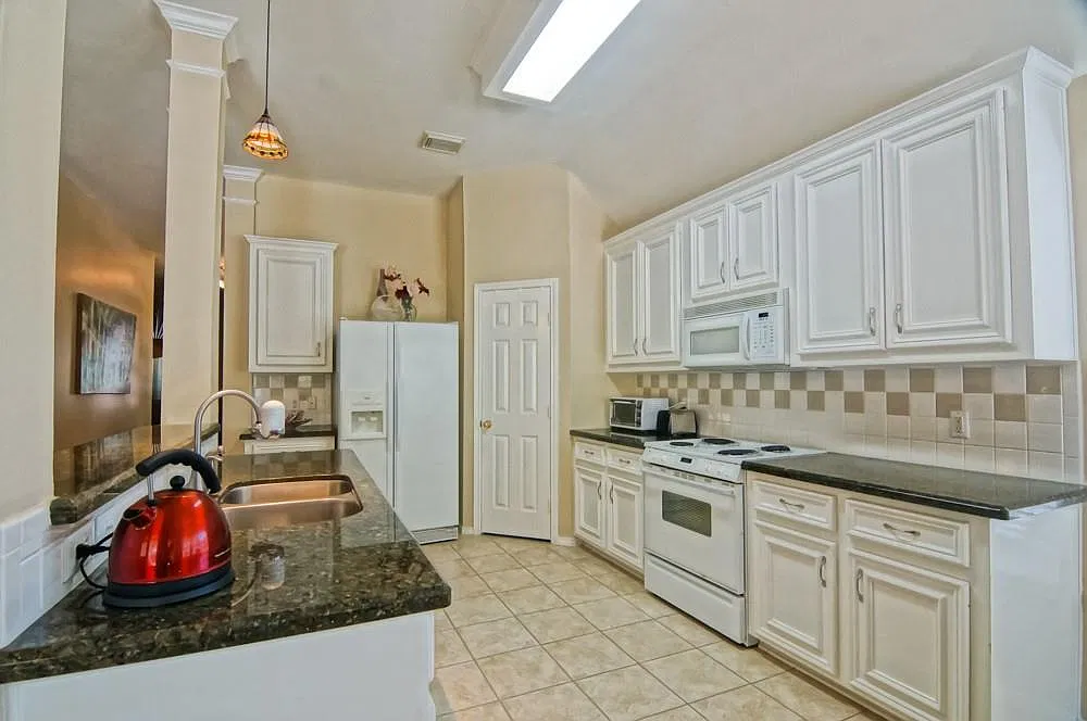 3 bed, 2.5 bath, 1956 sqft, $2,400 — Photo 3