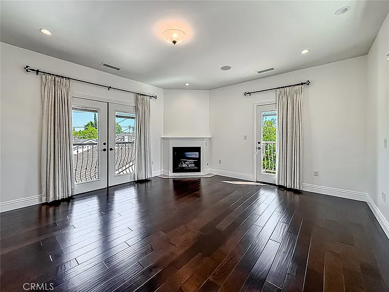 5960 Balcom Ave — Photo 33
