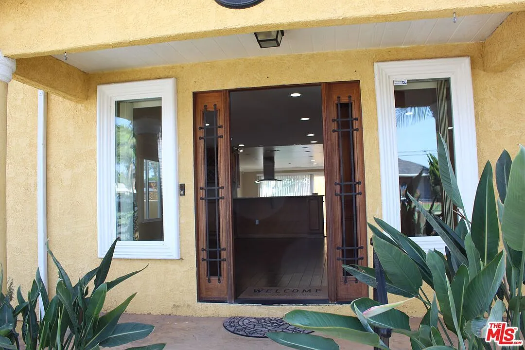 3 bed, 2.0 bath, 2222 sqft, $5,200 — Photo 2