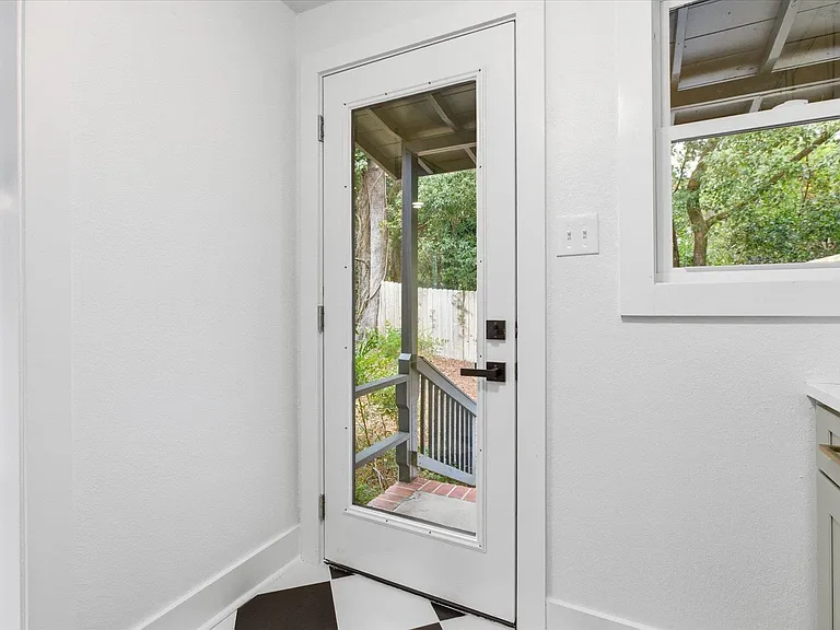 421 E Jennings St — Photo 22
