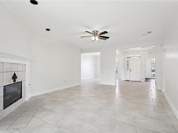 5th image of 407 E Redbud Dr