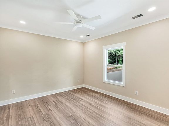4th image of 146 Sky Ln