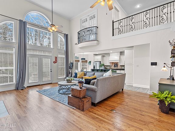 2nd image of 3847 Woodcrest Dr