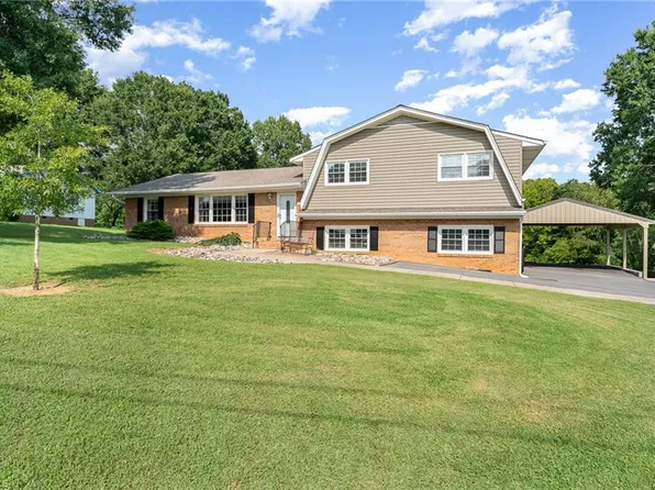 163 Green Knolls Dr, Eden, NC 27288