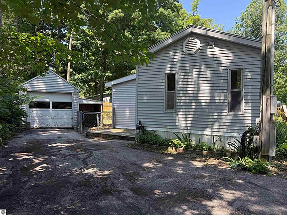 4th image of 4301 Hickory Dr