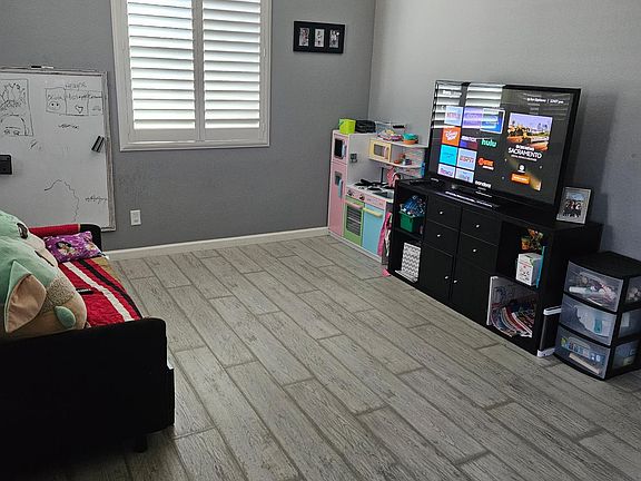 4th image of 410 Villa Point Dr