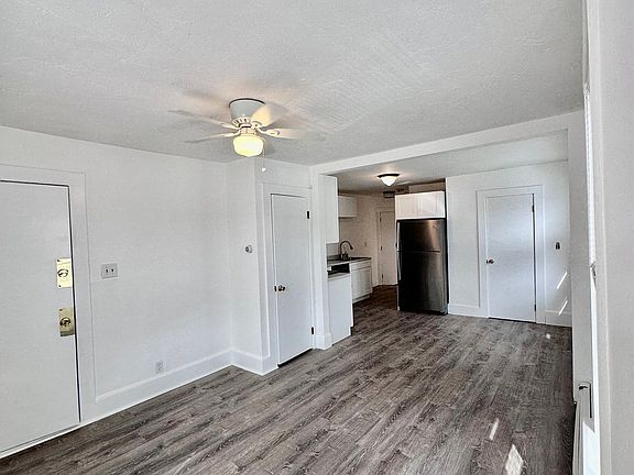3rd image of 90 Brook Rd APT 1R