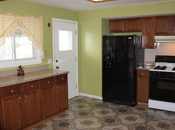 3rd image of 9374 Twin Oaks Ln