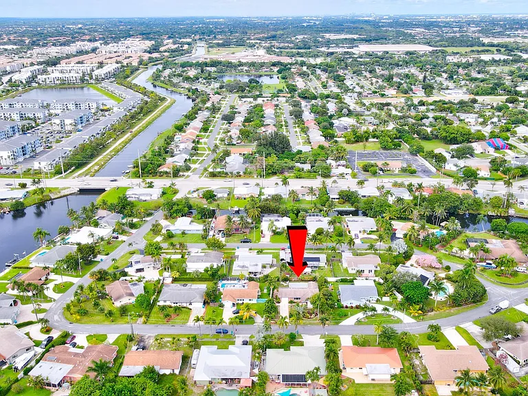 1036 Coral Dr — Photo 3