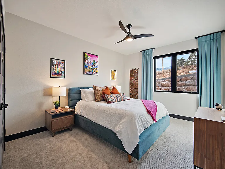 +1st floor
+Queen
+TV
+Blackout blinds