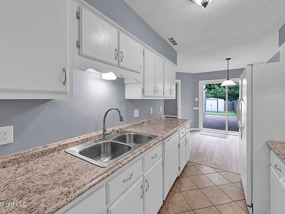 4th image of 345 Garden Walk S