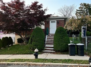 15 Waterford Ct, Staten Island, NY 10305