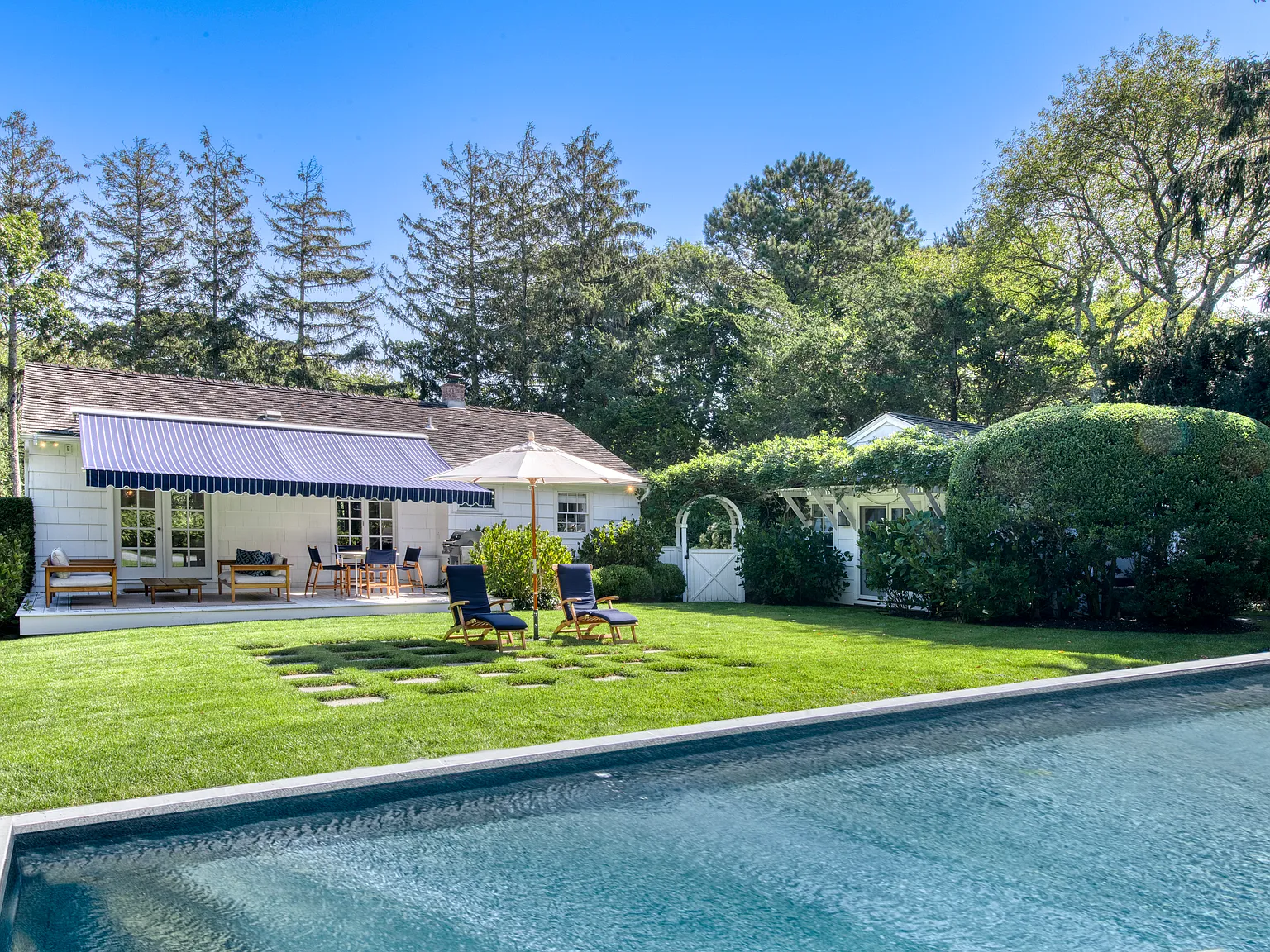 Perfect Gem in Southampton with Water Views — Photo 2