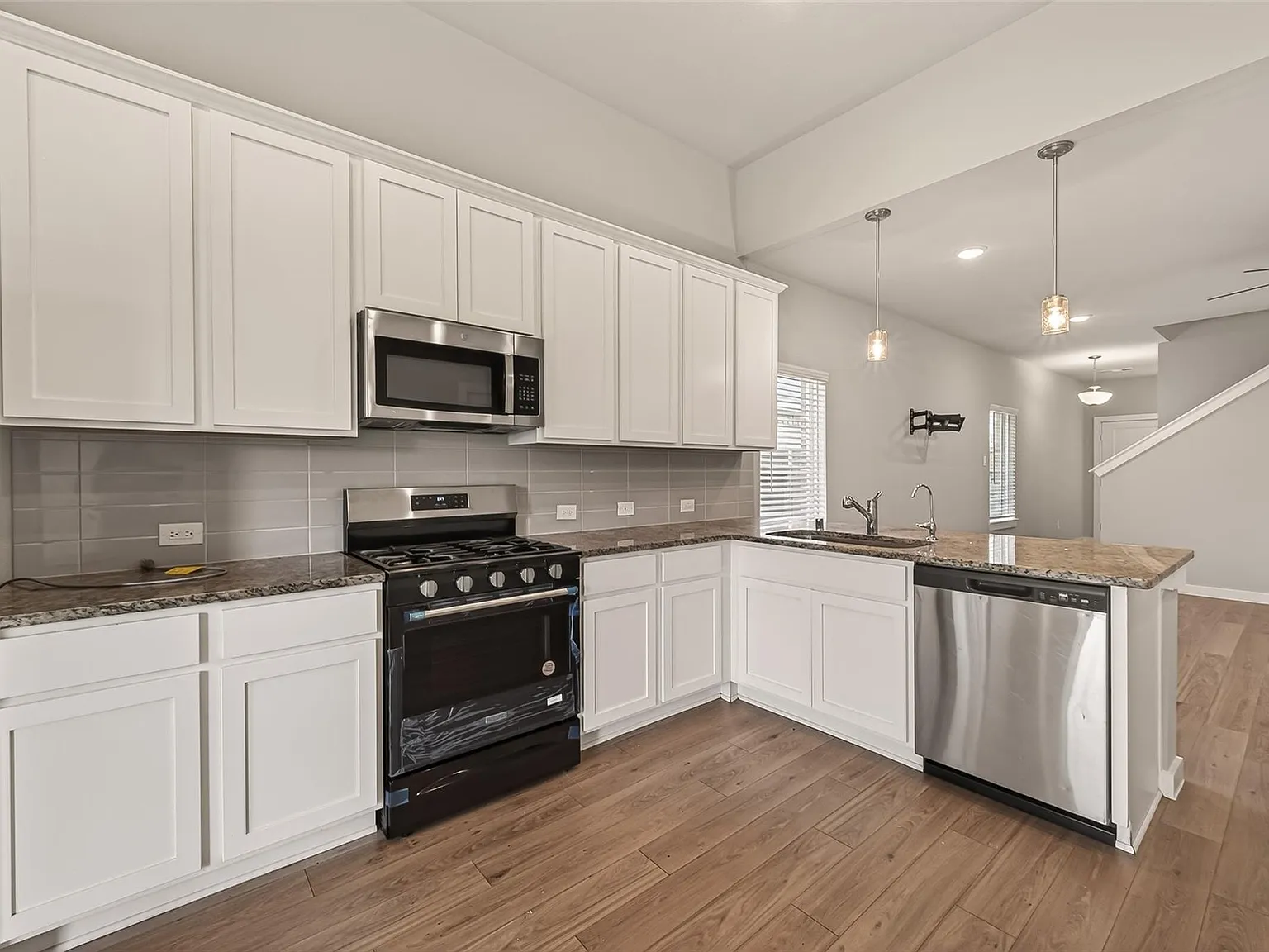 4 bed, 2.5 bath, 2245 sqft, $3,200 — Photo 4