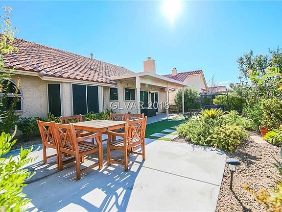 Large backyard oasis with plenty of area for relaxing. Beautifully manicured backyard with synthetic lawn and minimal maintenanc