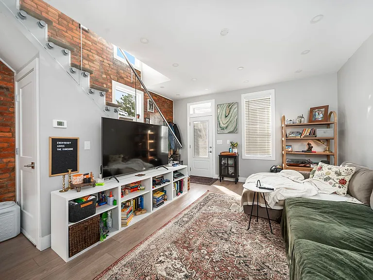 622 W State St — Photo 13
