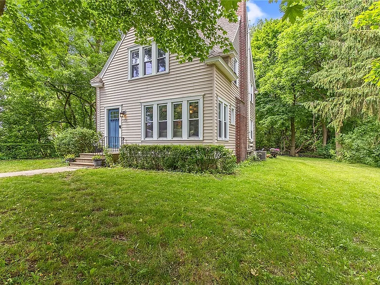 562 Buckingham Ave — Photo 2