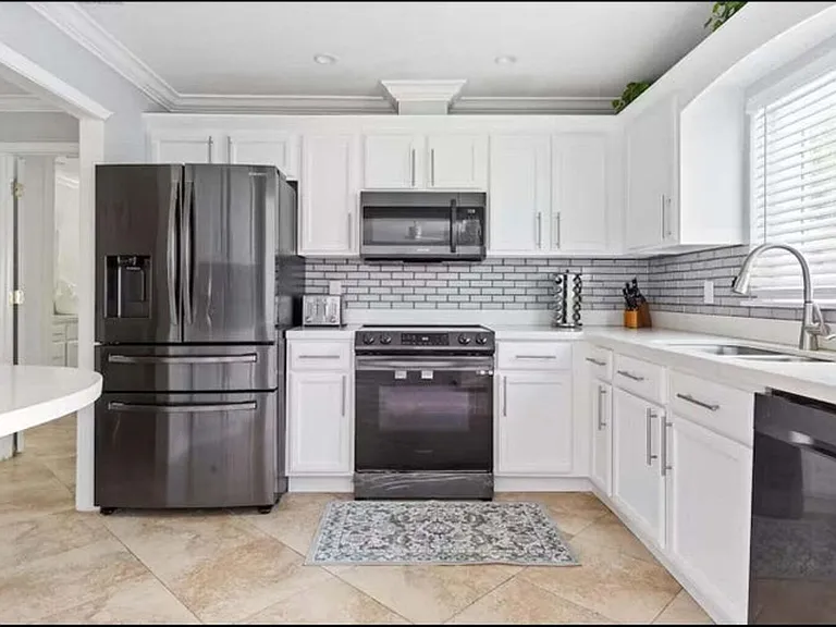 337 Balsam St — Photo 2