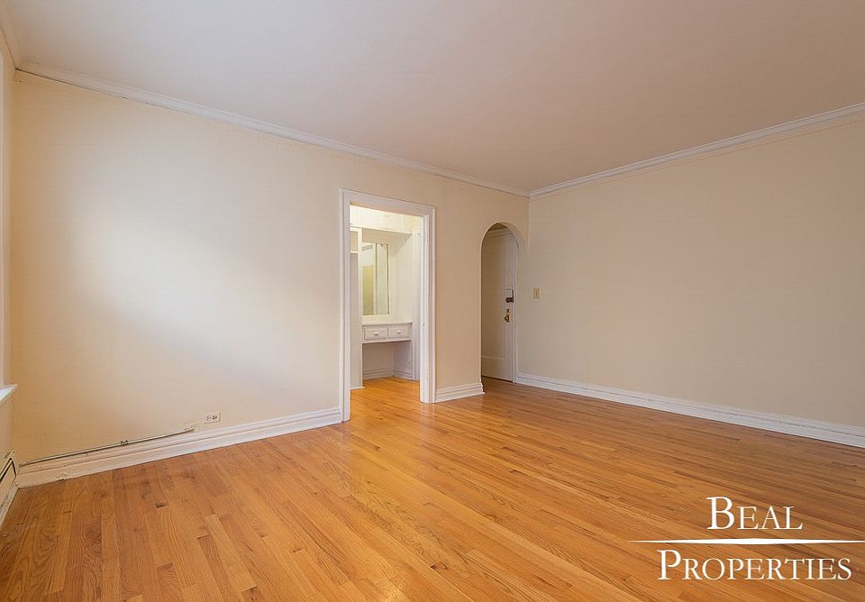 2nd image of 425 W Roscoe St #425109