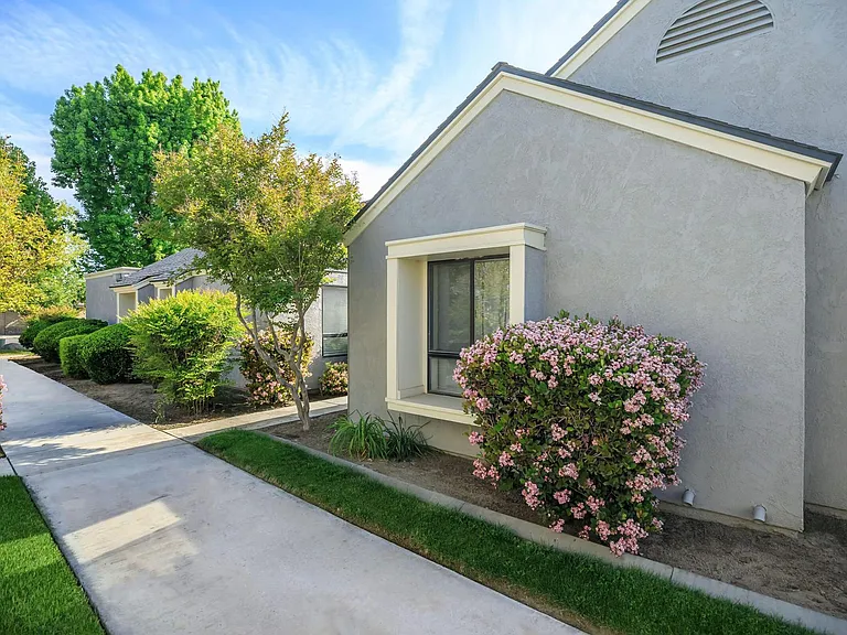 Laurelwood West Villas — Photo 6