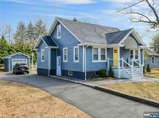 8 Edgewood Ave, Wyckoff, NJ