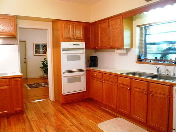 LARGE EAT IN KITCHEN