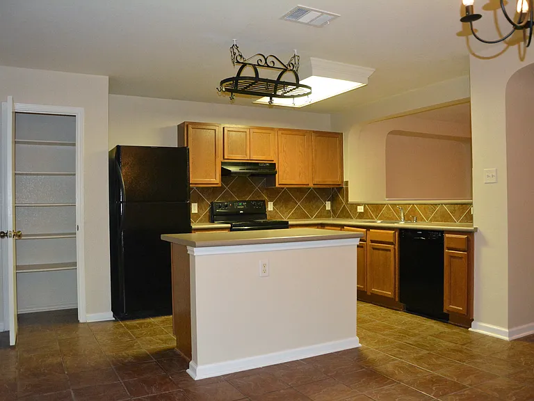 4616 Woodstock Dr — Photo 12