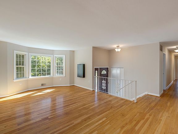 2nd image of 3106 Waterside Ln
