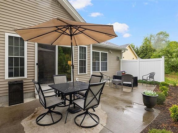 5th image of 22 Rivers Edge Dr