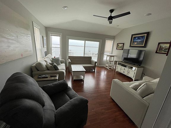 2nd image of 320 Bay Ave #2