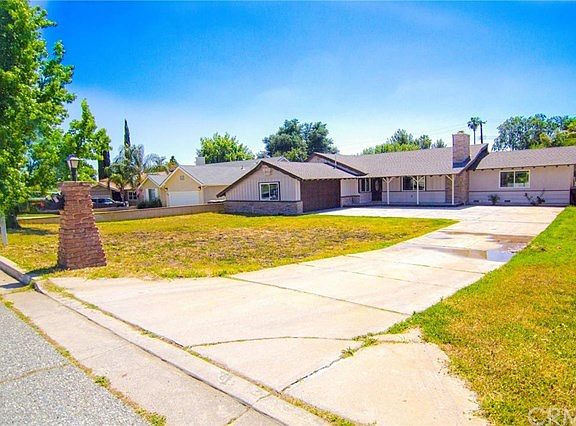 Enjoy your beautiful Front yard & the huge drive way