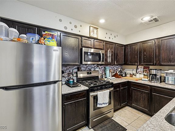 5th image of 2132 Bavington Dr Unit B