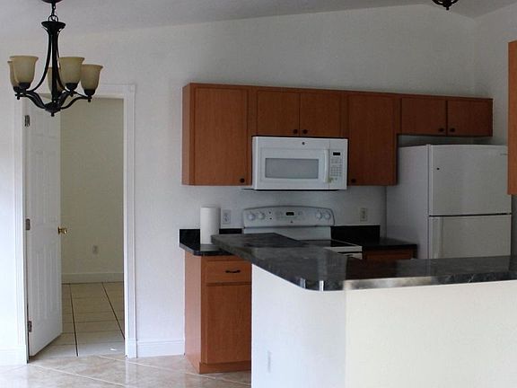 4th image of 409 W Sugarland Cir