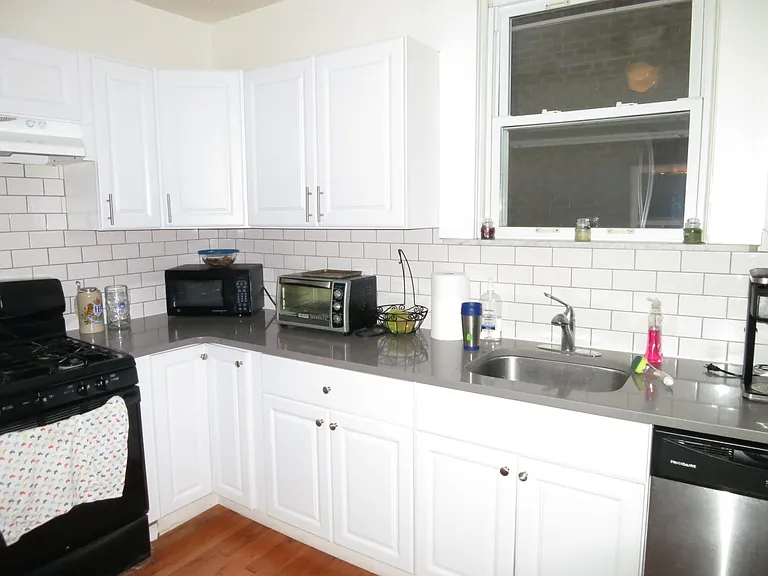 949 Mirror St — Photo 12