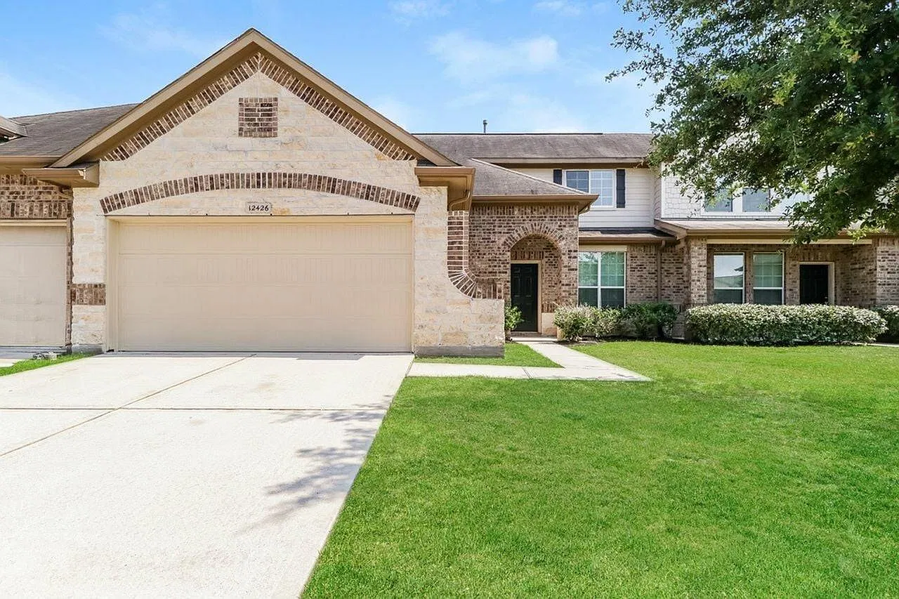 3 bed, 2.5 bath, 1669 sqft, $1,815 — Photo 1