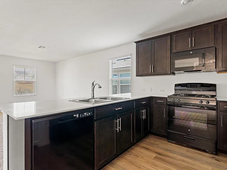 905 Powell St — Photo 12