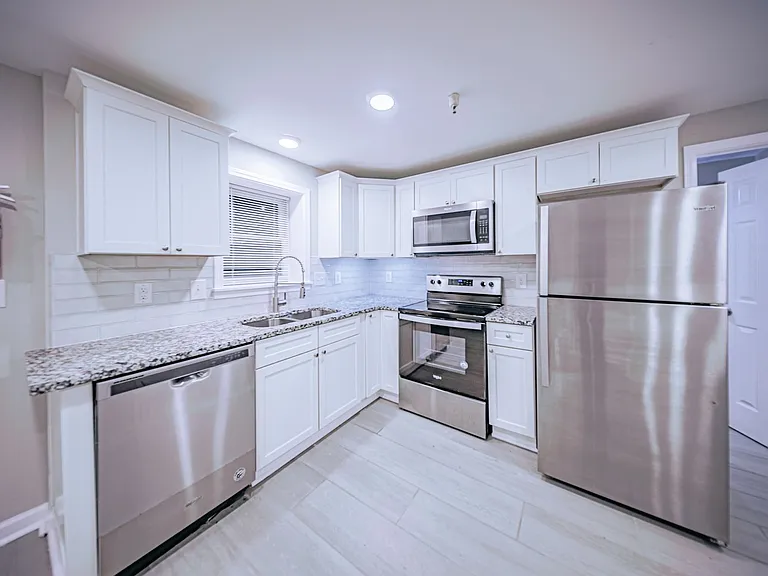 Victorian Village Apartments — Photo 9