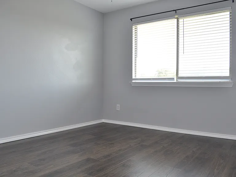 705 Katy Ln — Photo 6