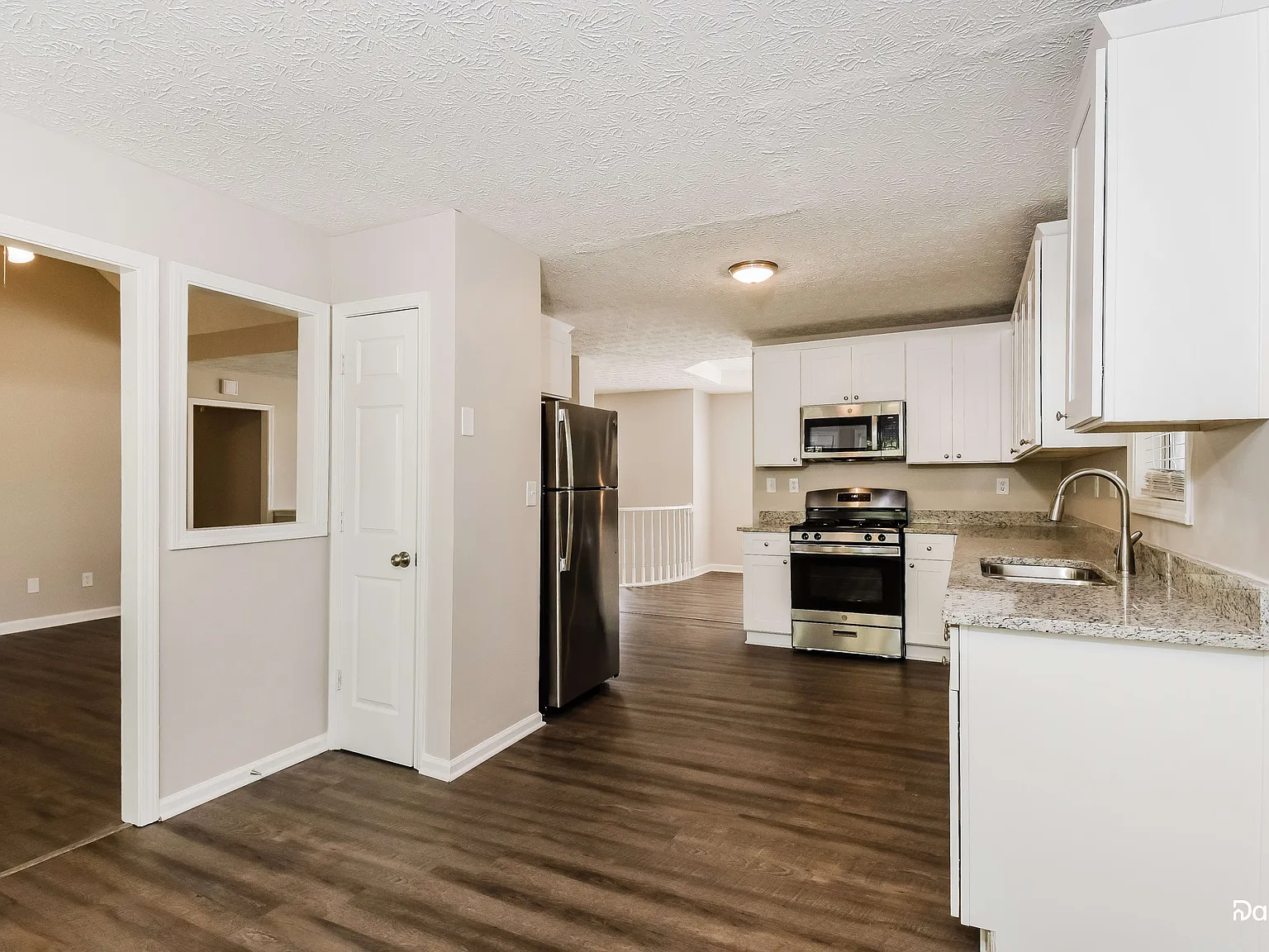 3 bed, 2.0 bath, 2464 sqft, $2,400 — Photo 2